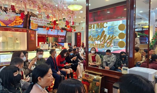 Người dân xếp hàng mua vàng tại một cửa hàng kinh doanh vàng bạc đá quý trên đường Cầu Giấy vào ngày 15.2. Ảnh: Đền Phú