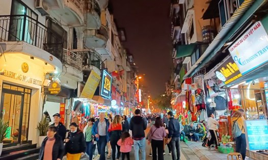 Khu vực phố cổ Hà Nội thu hút khách du lịch tham quan tối mùng 4 Tết Giáp Thìn. Ảnh: Thu Giang
