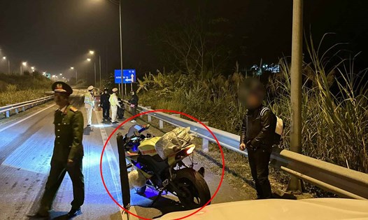 Lực lượng chức năng xử phạt nhiều tài xế xe máy đi vào cao tốc Nội Bài - Lào Cai. Ảnh: Công an cung cấp