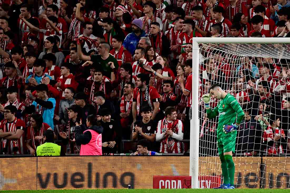 Inaki Pena chỉ là gánh nặng chứ không phải người hùng của Barca. Ảnh: AFP