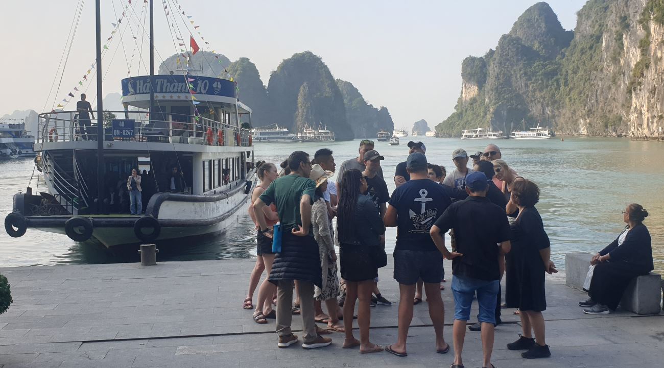 Điểm du lịch nào trên vịnh Hạ Long cũng đông đảo khách quốc tế. Ảnh: Nguyễn Hùng