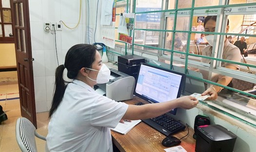 Dùng thẻ Căn cước công dân đi khám bệnh, tiết kiệm thời gian, giảm nhiều giấy tờ thủ tục. Ảnh: Trung tâm y tế Việt Yên