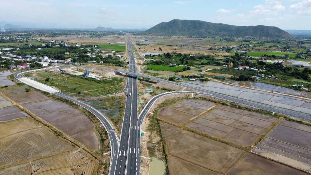 Nút giao Ma Lâm được đề xuất là giải pháp để người lưu thông trên cao tốc có nhu cầu dừng nghỉ, đi vệ sinh thì ra Quốc lộ 28 có trạm dừng cây xăng. Ảnh: Duy Tuấn