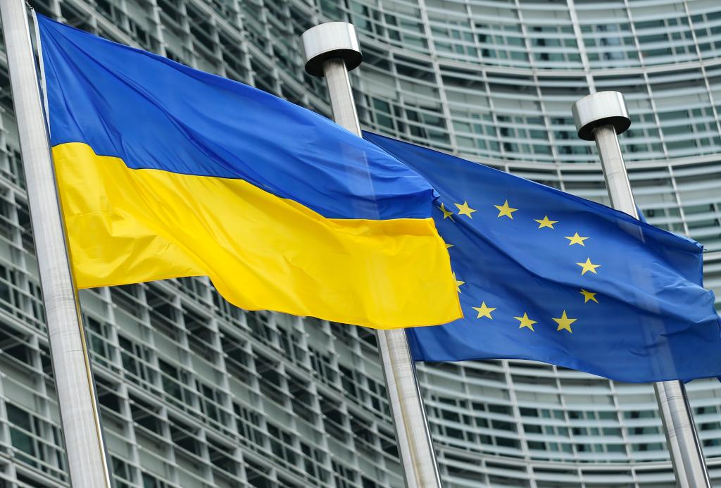 Cờ Ukraina (trái) và cờ EU. Ảnh: Xinhua