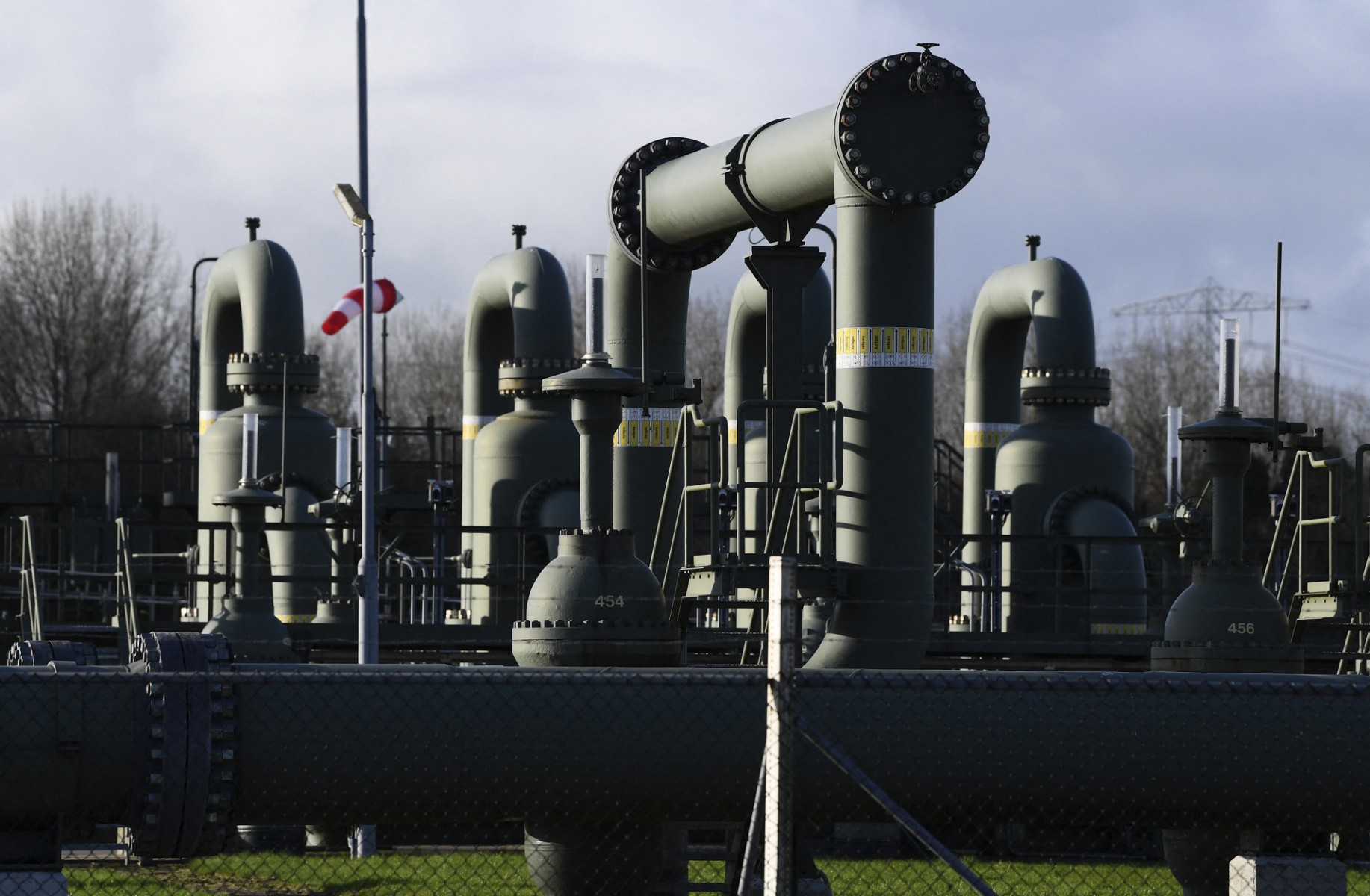 Hệ thống đường ống dẫn khí của một cơ sở khai thác khí đốt gần Garelsweerd, tỉnh Groningen, phía bắc Hà Lan. Ảnh: AFP
