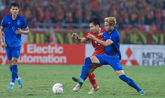 Tuyển Việt Nam và Thái Lan tại chung kết lượt đi AFF Cup 2022. Ảnh: Minh Dân