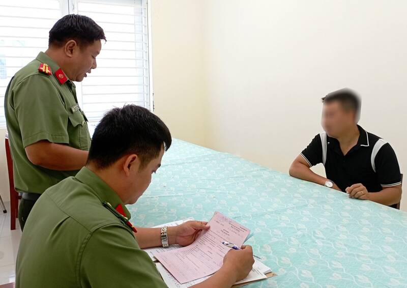 Đối tượng N.M.H tại cơ quan Công an huyện Trà Ôn, tỉnh Vĩnh Long. Ảnh: Công an cung cấp