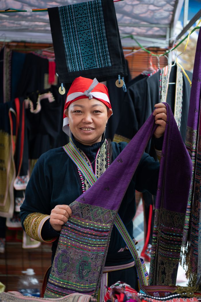 Cô gái dân tộc thiểu số ở SaPa lên Hà Nội bán vải thổ cẩm ở phố cổ.