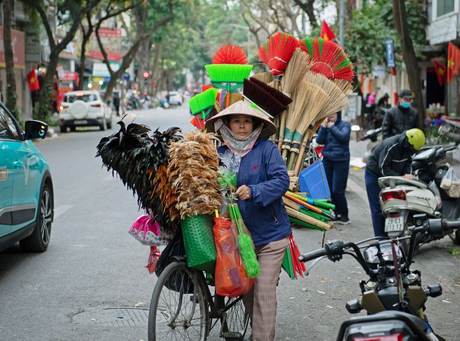 Chổi to, chổi nhỏ.