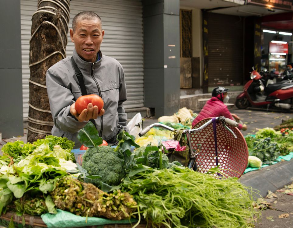 “Mua cà chua cho tôi“.