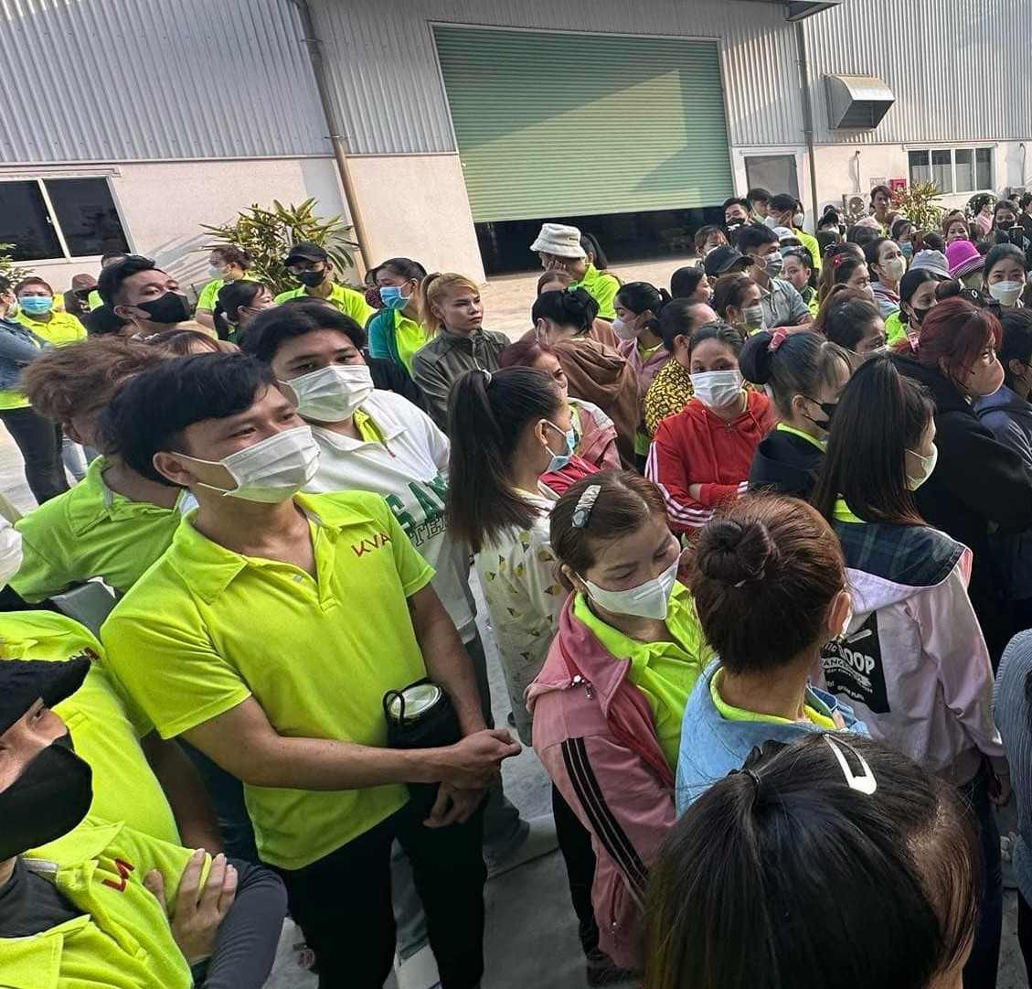 Công nhân tập trung phản ứng về thông báo dời thời gian trả thưởng Tết của Công ty TNHH K.V.A. Ảnh: Bạn đọc cung cấp