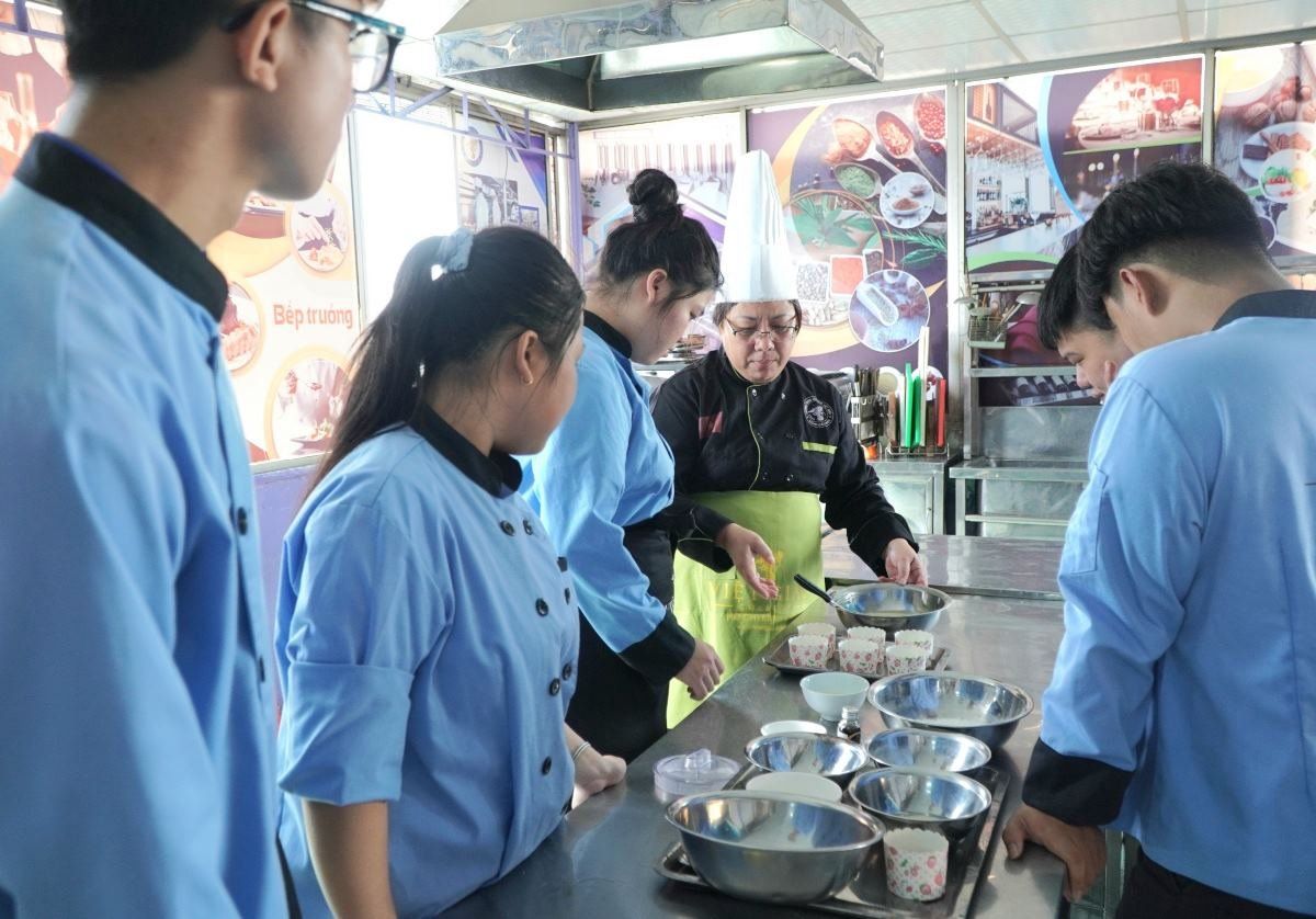 Hội thi Đầu bếp trẻ nhằm góp phần định hướng nghề nghiệp, giúp học sinh lựa chọn cho mình một ngành nghề tương lai phù hợp. Ảnh minh hoạ: Chân Phúc