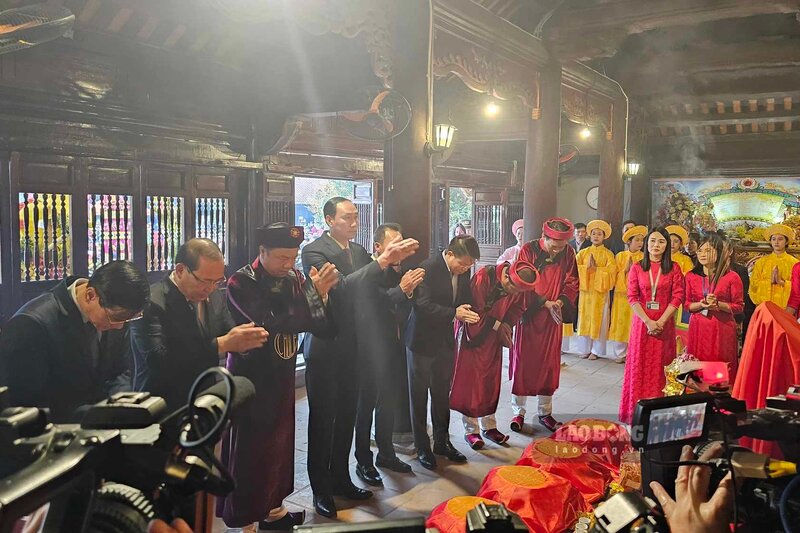 Các lãnh đạo tỉnh Phú Thọ, huyện Hạ Hòa thành kính dâng hương tại Đền Mẫu Âu Cơ sáng 16.2. Ảnh: Tạ Toàn.