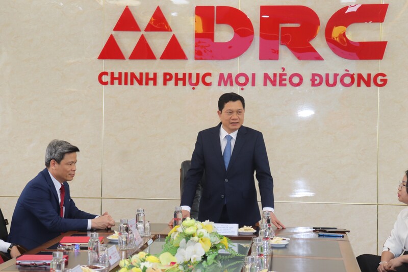 Ông Trần Phước Sơn - Phó Chủ tịch TP Đà Nẵng - đến thăm hỏi, chúc Tết các doanh nghiệp, xưởng sản xuất. Ảnh: Nguyễn Linh