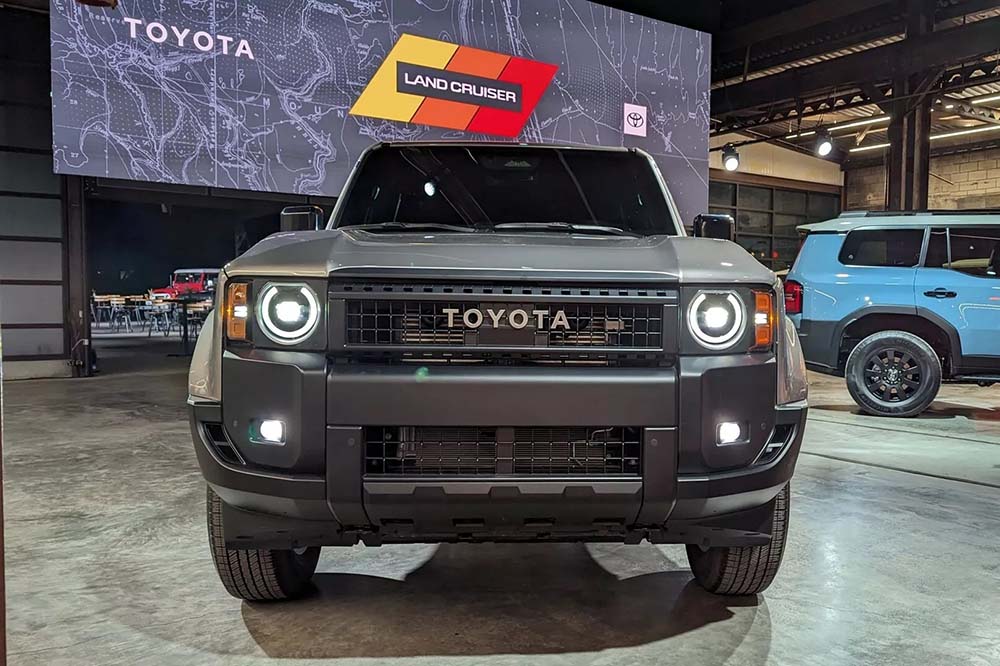 Toyota Land Cruiser Prado 2024 được đánh giá cao với vẻ ngoài mạnh mẽ. Ảnh: Cars Scoop