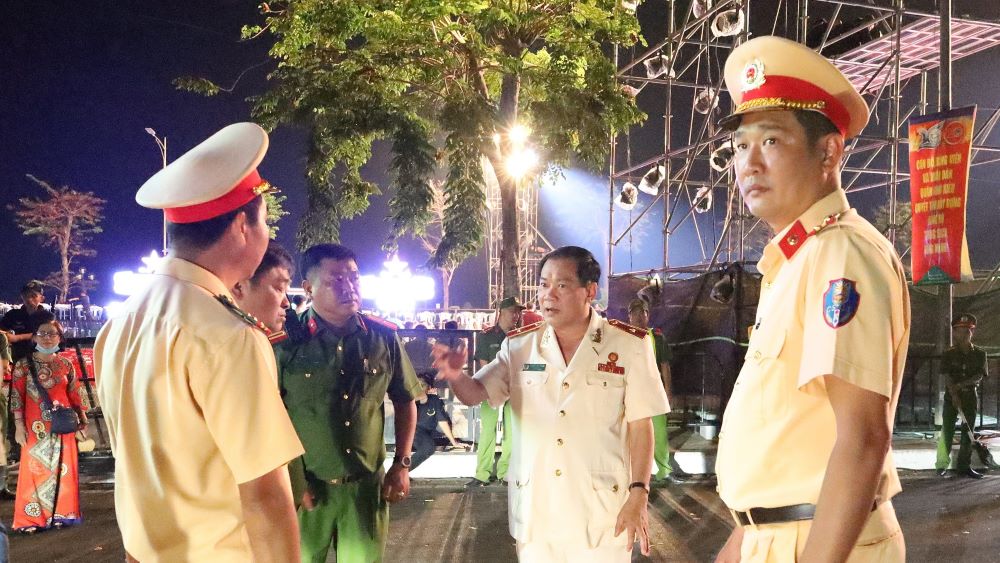 Thiếu tướng Nguyễn Văn Thuận - Giám đốc Công an TP Cần Thơ - chỉ đạo lực lượng thực thi nhiệm vụ trong đêm giao thừa. Ảnh: Trung Phạm