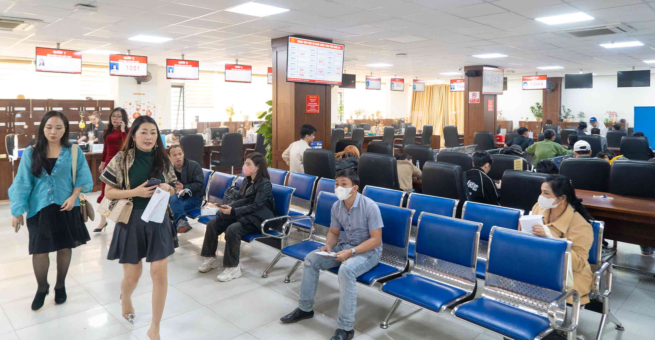 Người dân đến giao dịch tại Trung tâm Phục vụ hành chính công tỉnh Nghệ An