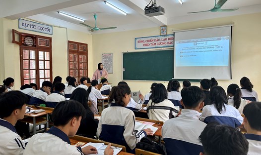 Một tiết học của học sinh lớp 12 Trường THPT Nguyễn Du, TP Sơn La. Ảnh: Hồng Hạnh