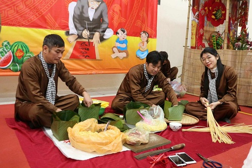 Công nhân các khu công nghiệp tỉnh Hà Nam gói bánh chưng trong Tết Sum vầy 2024. Ảnh: Minh Hạnh 