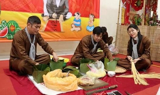 Công nhân các khu công nghiệp tỉnh Hà Nam gói bánh chưng trong Tết Sum vầy 2024. Ảnh: Minh Hạnh 