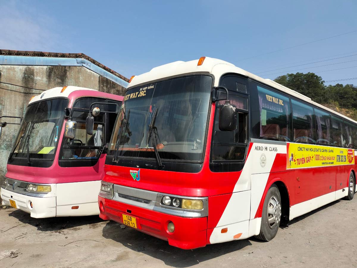 Tại KCN Hải Yên, TP Móng Cái, KCN Cảng biển Hải Hà, các xe ô tô đón công nhân trở lại làm việc đang trên đường về Quảng Ninh để ngày 17.2 gần 3.000 công nhân của các doanh nghiệp tại 2 KCN này sẽ trở lại làm việc bình thường.