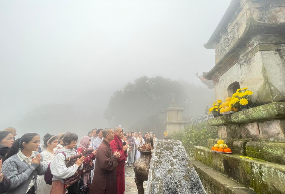 Du khách hành hương và hành lễ tại Tháp Phật Hoàng Trần Nhân Tông. Ảnh: Ái Vân