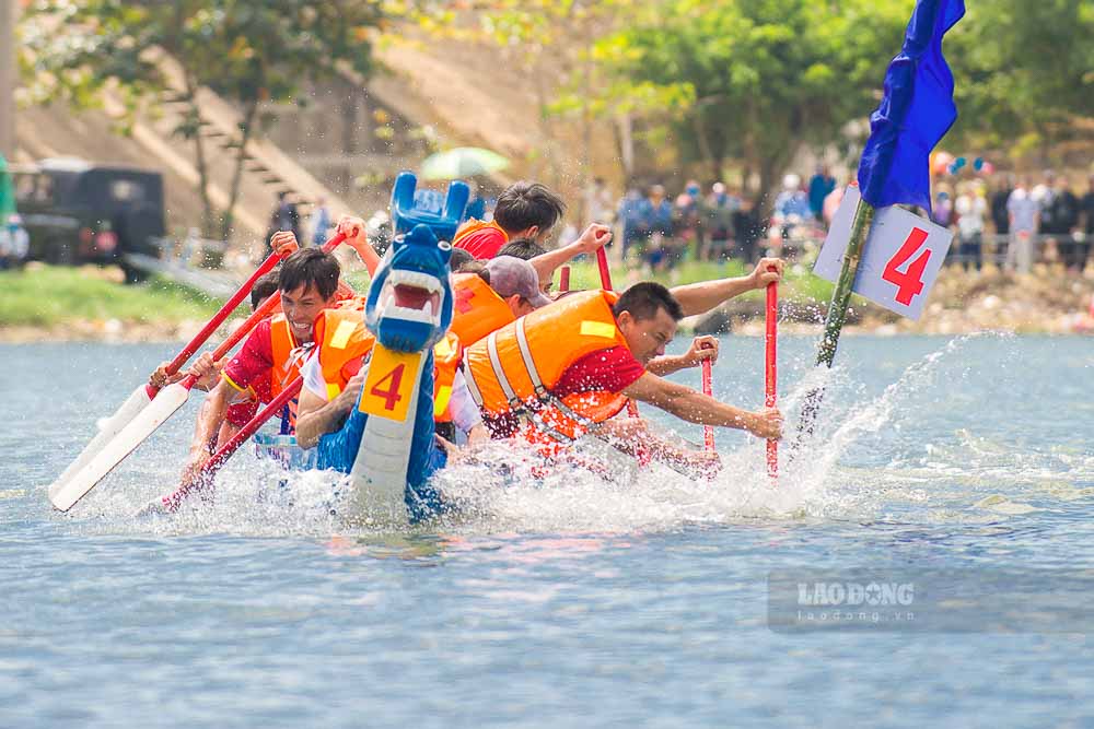 Hội đua thuyền truyền thống đầm Ô Loan đã có từ trước ngày giải phóng và được bảo tồn, gìn giữ, phát huy đến ngày nay.