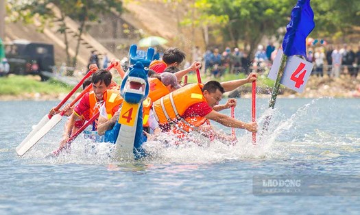 Hội đua thuyền truyền thống đầm Ô Loan đã có từ trước ngày giải phóng và được bảo tồn, gìn giữ, phát huy đến ngày nay.