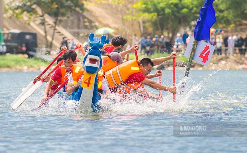 Hội đua thuyền truyền thống đầm Ô Loan đã có từ trước ngày giải phóng và được bảo tồn, gìn giữ, phát huy đến ngày nay.