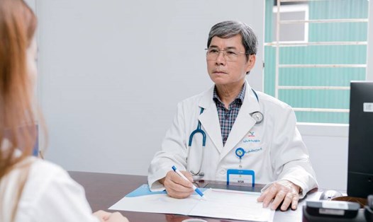 Bác sĩ Ngô Chí Cương tư vấn dinh dưỡng cho bệnh nhân sau Tết. Ảnh: BVCC