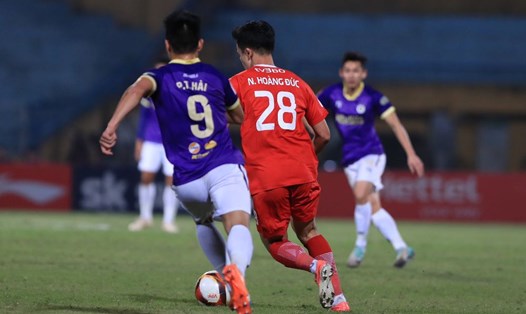 Hoàng Đức và Tuấn Hải trong  trận Thể Công Viettel và Hà Nội FC tại vòng 6 Night Wolf V.League 2023-2024. Ảnh: Minh Dân 

