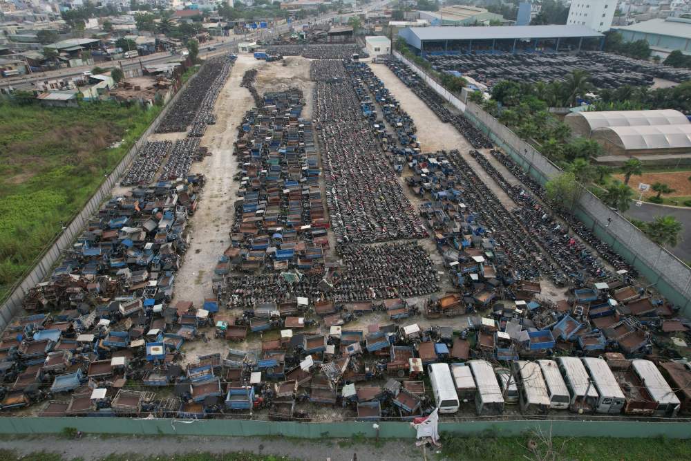  Ghi nhận của Lao Động, ngày 16.2 tại bãi giữ xe vi phạm, tang vật ở giao lộ đường Hồ Văn Long - Võ Trần Chí, Bình Tân có hàng nghìn chiếc xe các loại nằm chất đống tại đây.