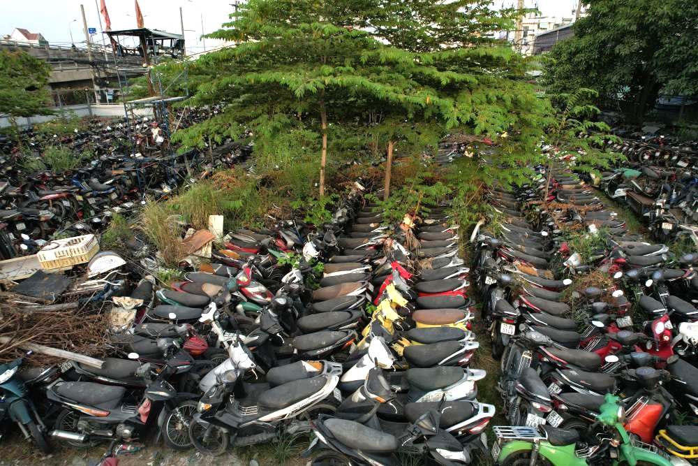 Tương tự, ngay dưới chân cầu Phú Mỹ (đường Nguyễn Văn Quỳ) là kho tang vật của Công an quận 7, có diện tích khoảng 1.000m2, hàng trăm phương tiện vi phạm chất đống bị cây cỏ, dây leo bao phủ. 