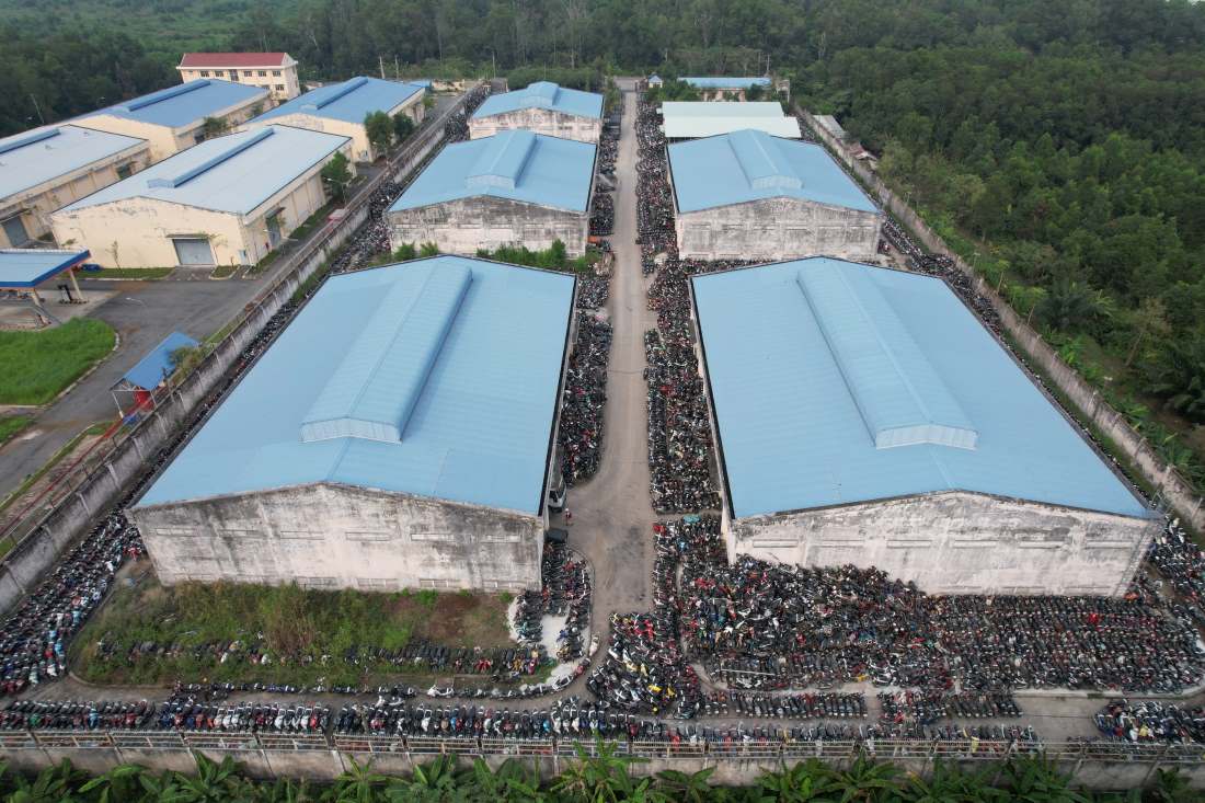 Tương tự, tại bãi giữ xe tang vật của Phòng CSGT TPHCM (xã Lê Minh Xuân, huyện Bình Chánh) rộng  khoảng 20.000m2 cũng chất đầy phương tiện.