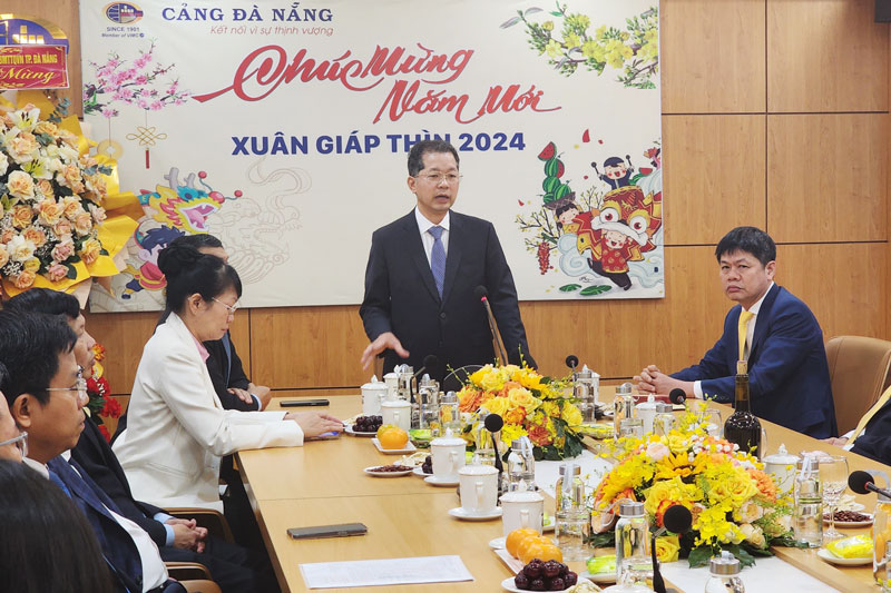 Bí thư Thành ủy Đà Nẵng đề nghị Cảng Đà Nẵng sớm tham gia đầu tư cảng Liên Chiểu. Ảnh: Thùy Trang