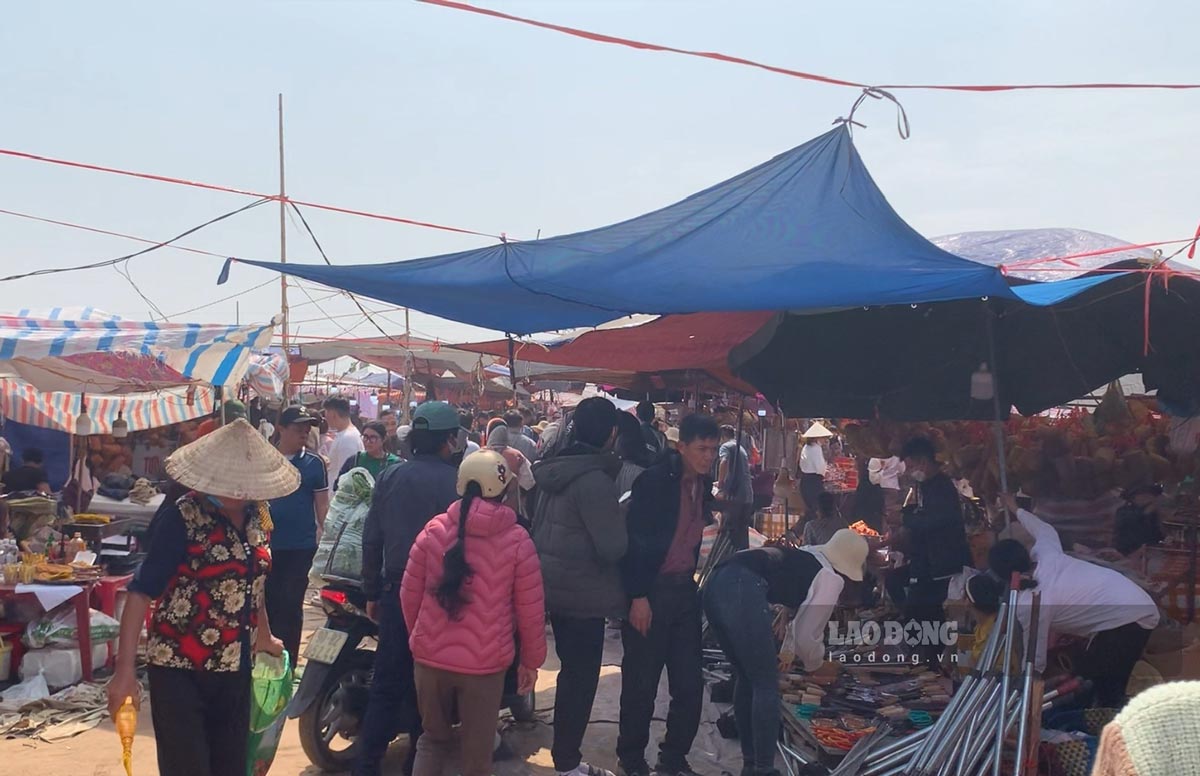 Ghi nhận của PV Báo Lao Động, từ chiều ngày mùng 7 đã có rất đông ngui dân, du khách thập phương đổ về chợ Viềng Phủ (huyện Vụ Bản, tỉnh Nam Định).