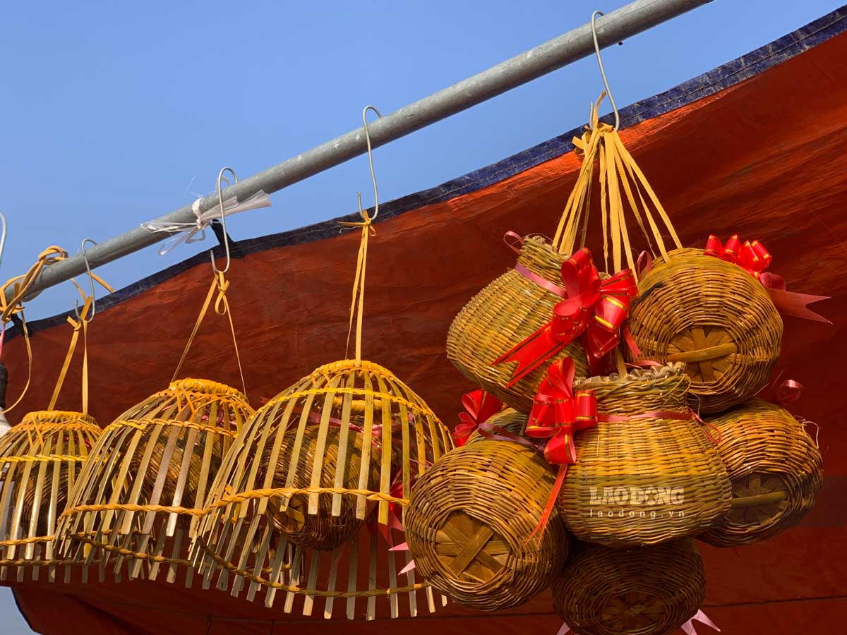  Ở đây có đủ loại từ nông cụ, hàng thủ công mỹ nghệ mây tre đan, đồ đồng, đồ gỗ, gốm sứ, đồ cổ, giả cổ đến hoa, cây cảnh nghệ thuật… và các loại sản phẩm tiêu dùng hiện đại được sản xuất bởi các cá nhân, doanh nghiệp trong và ngoài tỉnh.