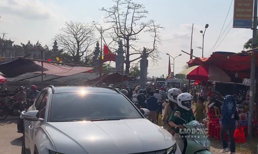 Chợ Viềng Phủ (huyện Vụ Bản, tỉnh Nam Định) đông kín người chiều mùng 7. Ảnh: Lương Hà