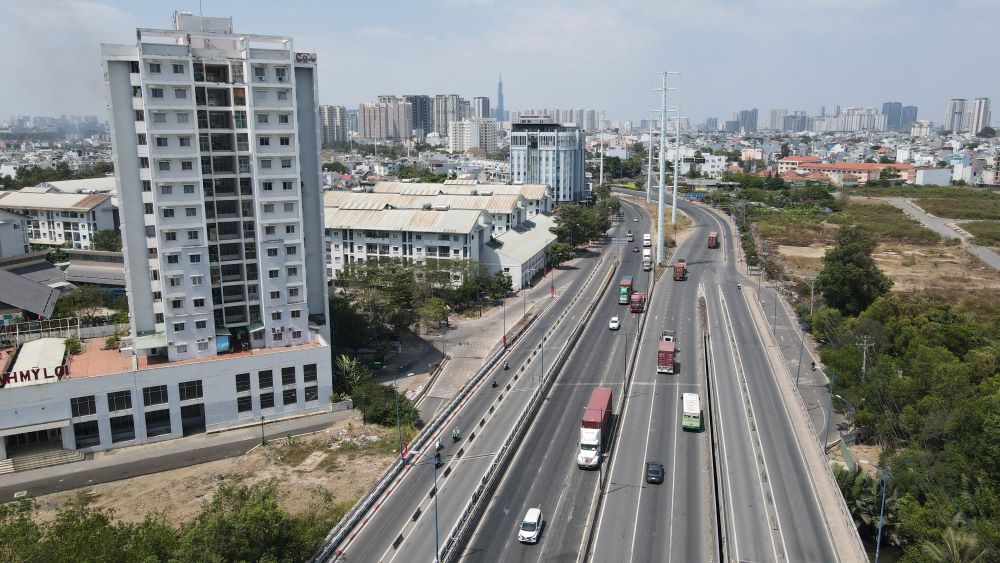 Dự án mở rộng đường Đồng Văn Cống (TP Thủ Đức) nằm trong kế hoạch giảm ùn tắc khu vực cảng Cát Lái, được khởi công vào tháng 2/2020, do Ban Quản lý dự án đầu tư xây dựng các công trình giao thông TP (Ban Giao thông) làm chủ đầu tư.