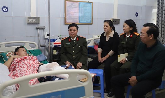 Đại tá Chu Quang Trung, Phó Giám đốc Công an tỉnh Tuyên Quang thăm hỏi, động viên Đại úy Nguyễn Thành Trung, bị thương khi làm nhiệm vụ. Ảnh: Cổng TTĐT Bộ Công an