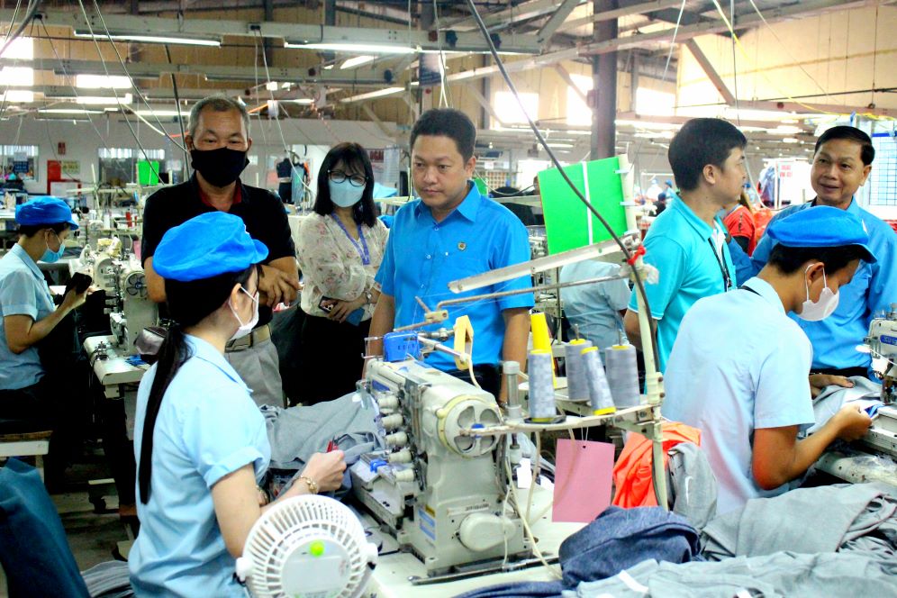 Chủ tịch LĐLĐ tỉnh An Giang Lâm Thành Sĩ trong lần thăm đoàn viên, người lao động đang làm việc tại Khu công nghiệp Bình Hòa (Châu Thành - An Giang). Ảnh: Lâm Điền