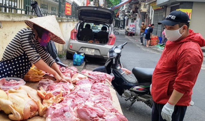 Bà Trần Thị Hồng cho hay, giá lợn hơi liên tiếp giảm do giá bán buôn tại các chợ đầu mối đã giảm. Ảnh: Vũ Long