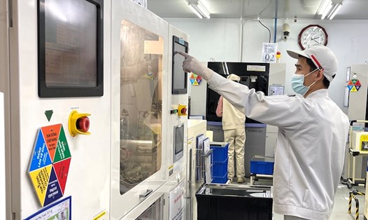 Công nhân Công ty TNHH Điện tử Meiko Việt Nam hứng khởi lao động sản xuất trong những ngày làm việc đầu năm Giáp Thìn 2024. Ảnh: Hà Anh