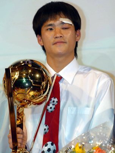 Lê Công Vinh gây ấn tượng khi nhận Quả bóng Vàng Việt Nam 2004 với bên mắt trái sưng húp cùng các vết khâu do chấn thương. Ảnh: SGGP
