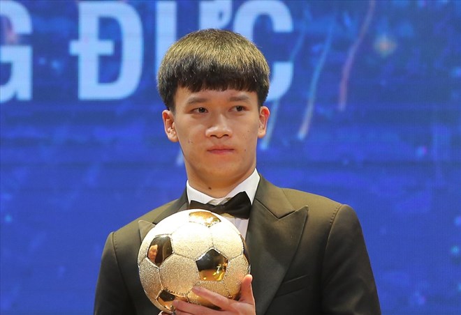 Tiền vệ Nguyễn Hoàng Đức là chủ nhân danh hiệu Quả bóng vàng Việt Nam 2021. Ảnh: D.P 