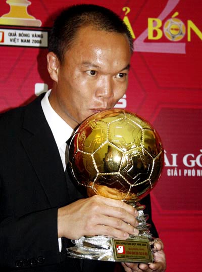 Thủ thành Dương Hồng Sơn cùng danh hiệu Quả bóng Vàng Việt Nam 2008. Ảnh: An Nhơn