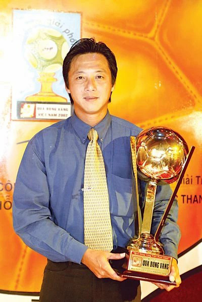Danh thủ Lê Huỳnh Đức giành Quả bóng Vàng Việt Nam lần đầu tiên khi 23 tuổi, 9 tháng, 8 ngày. Ảnh: SGGP