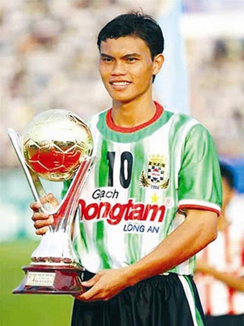 Danh thủ Phan Văn Tài Em cùng danh hiệu Quả bóng Vàng Việt Nam 2005 trong màu áo Gạch Đồng Tâm Long An.  Ảnh: SGGP