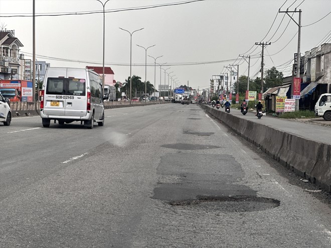 Tình trạng nứt vỡ, lồi lõm trên mặt đường Quốc lộ 51 được Lao Động ghi nhận tháng 7.2023. Ảnh: Hà Anh Chiến