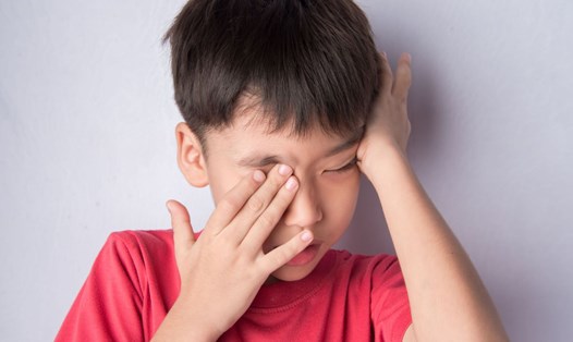 Cha mẹ cần có những biện pháp để tránh việc trẻ có thói quen dụi mắt nhiều. Ảnh: Pixabay
